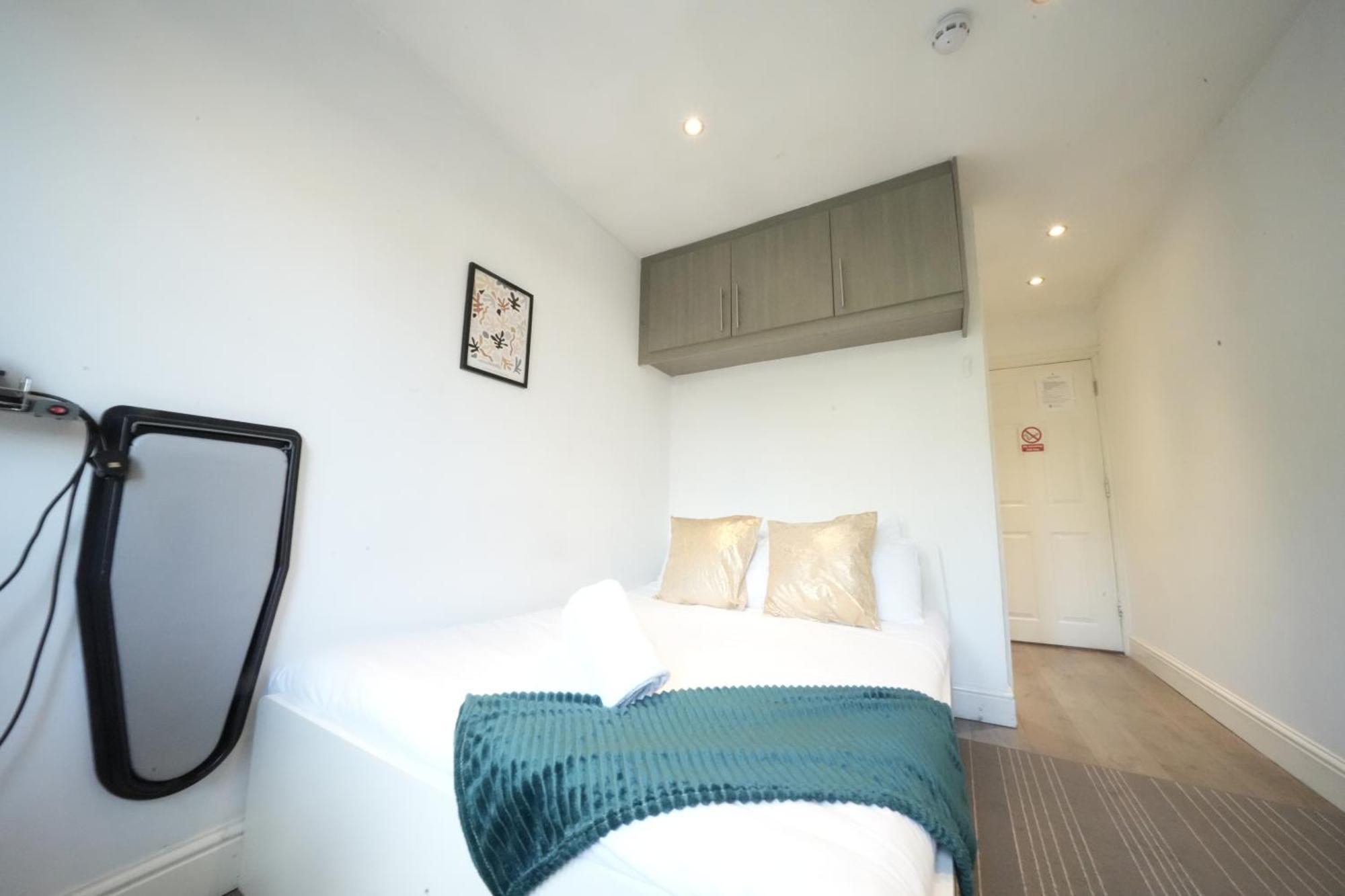 Grand Airport Ensuites Harmondsworth Exterior photo
